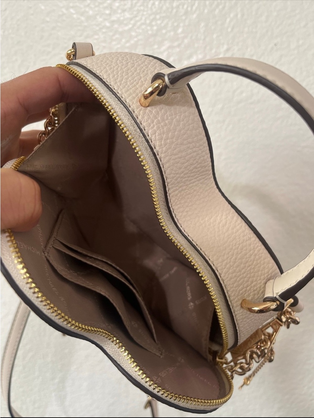 Michael Kors Heart Crossbody Bag in Light Cream with Gold Chain - Picture 8 of 8